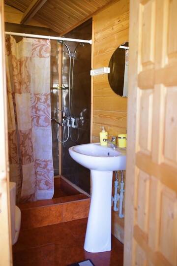 Фото номера Трехместный номер с душем Загородные дома Guest House Apsar Village г. Новый Афон 2