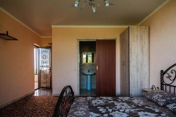 Фото номера Трехместный номер с балконом Гостевой дом Villa Familia г. Новый Афон 2